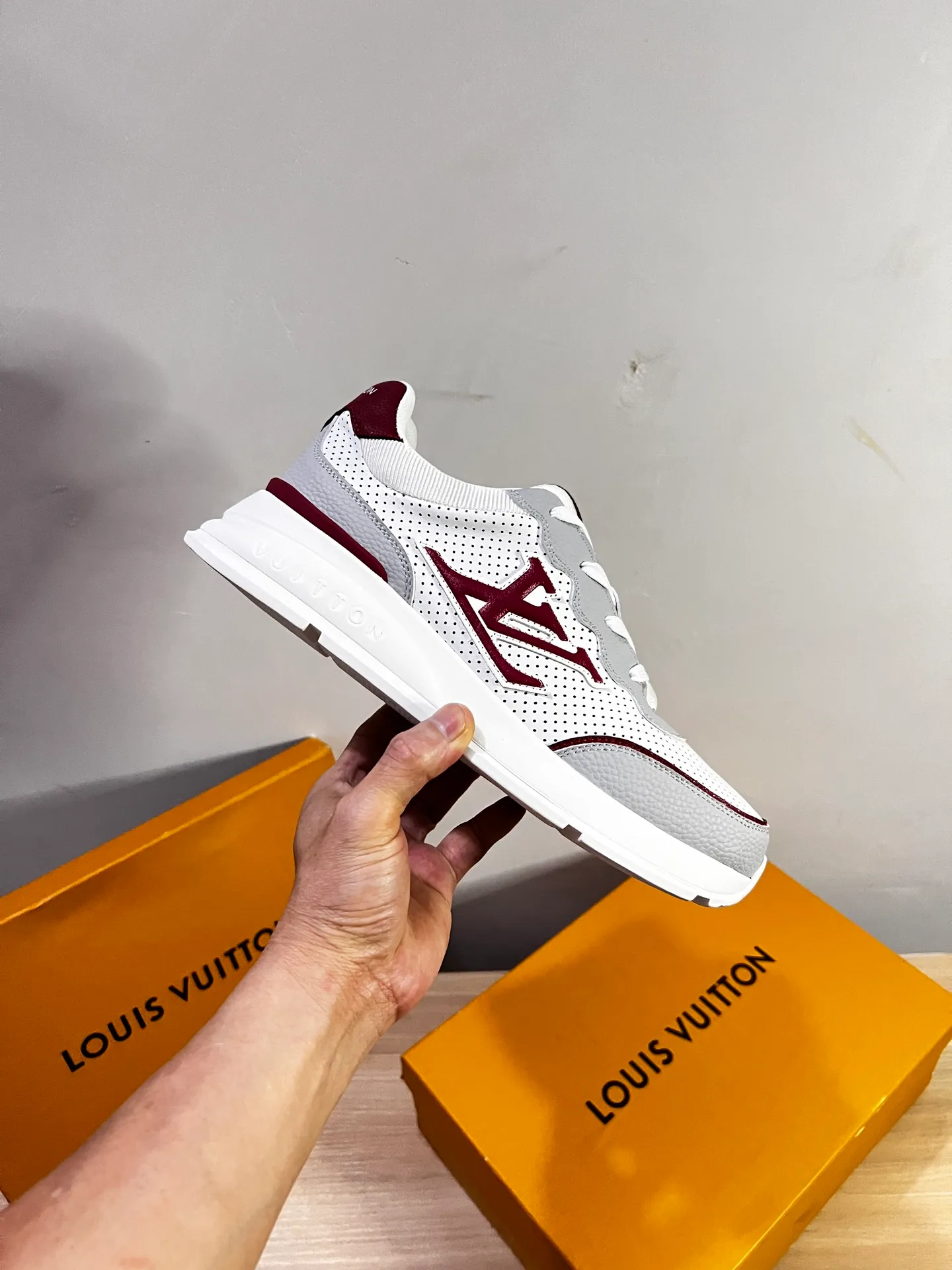 Factory price: 438💰LV men's classic casual sneakers. This sneaker is made of soft cow leather and has a classic logo. The classic logo shapes the elegant upper. The thick yet lightweight rubber outsole is embossed with the Louis Vuitton logo. The padded insole and technical lining once again upgrade the comfort experience. The calfskin lining imported from Italy is high-end and comfortable, and the original outsole is light and wear-resistant! Purely handmade, details determine quality! Size: 38-45, customized 45